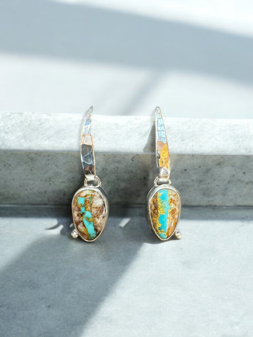 Ribbon Turquoise w Hammered Silver Earring